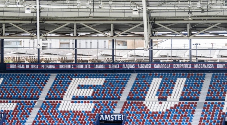 Ultras del Levante y Sevilla se pelean en las inmediaciones del Ciutat de València