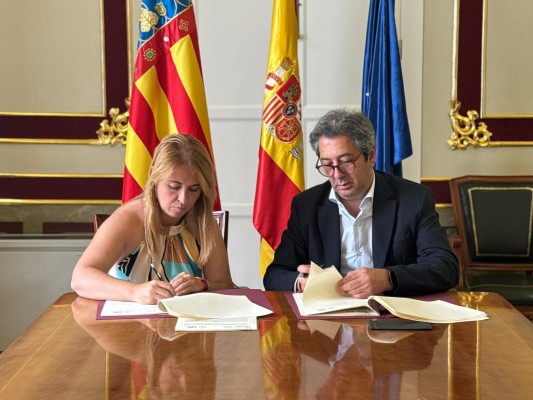 Barrera suscribe el convenio del nuevo Circuit Cultural: 