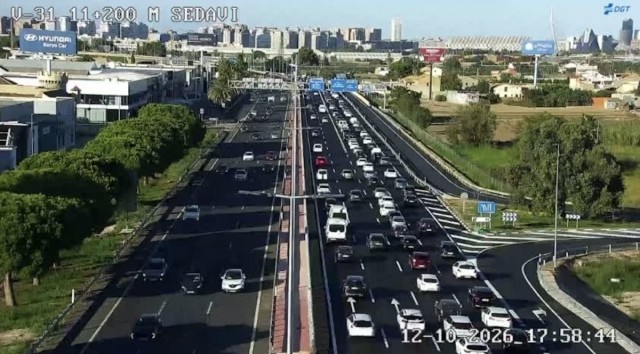 Tres accidentes complican la circulación en carreteras valencianas con varios kilómetros de retenciones