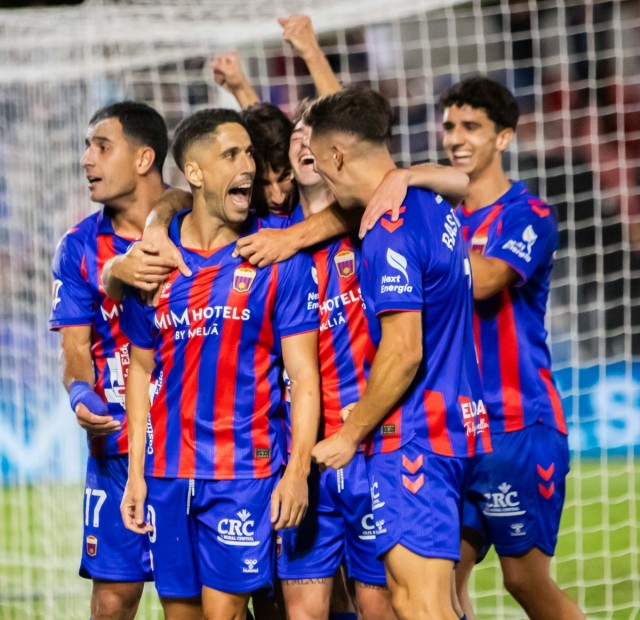 El CD Eldense llega tarde al gol, pero siempre a tiempo para ganar