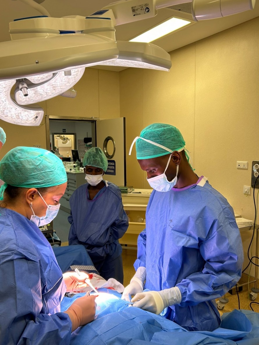 Surg For All impulsa la formación de dos profesionales sanitarios de Tanzania en el Hospital Vithas Valencia 9 de Octubre 