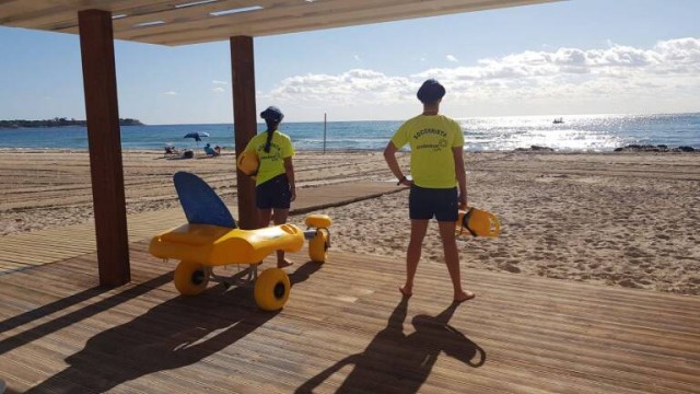 Ambumar seguirá con el servicio de socorrismo de Orihuela hasta 2027 por 3,6 millones de euros