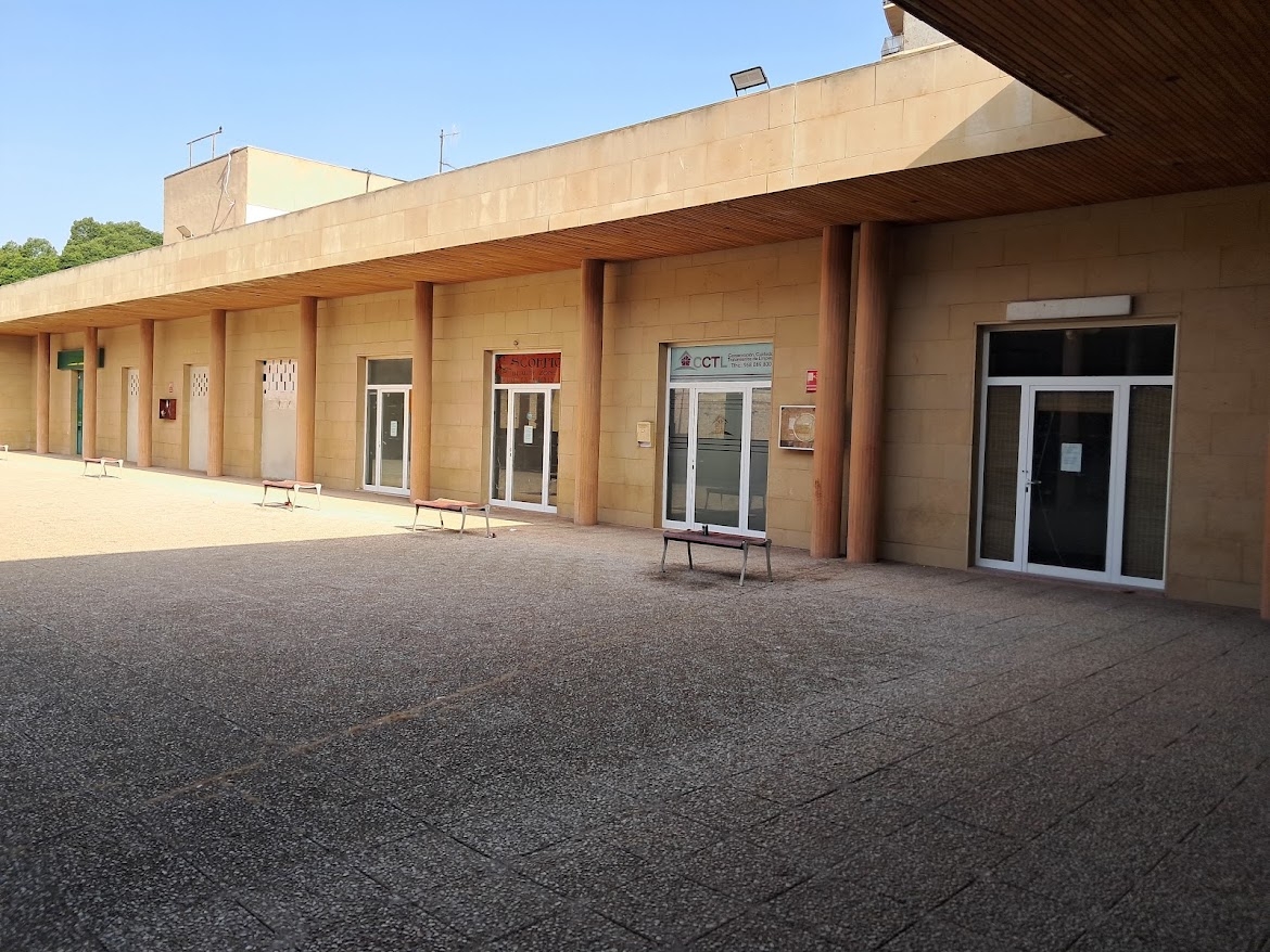 La galería comercial de la primera planta, con los locales cerrados.
