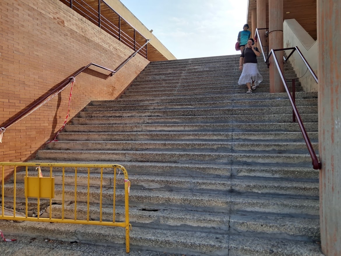 Escalera de subida a la planta alta, cerrada con vallas durante las obras