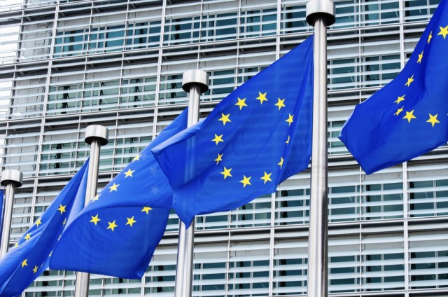 La Comisión Europea advierte que la prioridad nacional en ayudas y vivienda puede contravenir derecho comunitario
