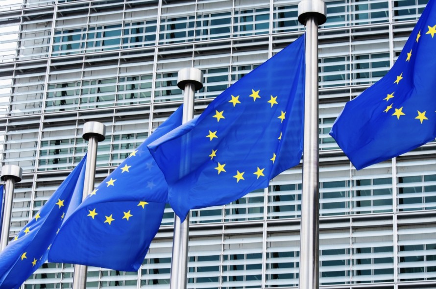 La Comisión Europea advierte que la prioridad nacional en ayudas y vivienda puede contravenir derecho comunitario