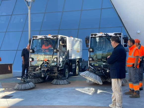Villena renueva su flota de limpieza con vehículos eléctricos y nuevas barredoras