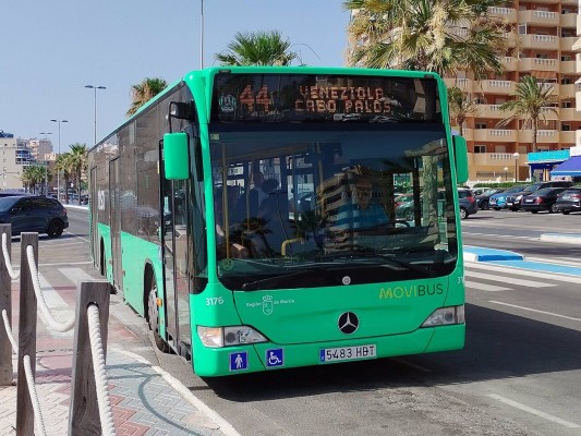 La línea 44 de autobús de La Manga se refuerza en verano y se amplía con siete paradas más