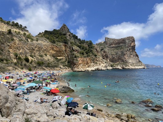 Benitatxell pone en marcha este fin de semana el autobús gratuito a la cala del Moraig 
