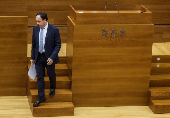 Llorca garantiza a Vox que el Consell ya aplica la 'prioridad nacional' y cita como ejemplos la RVI o la vivienda social