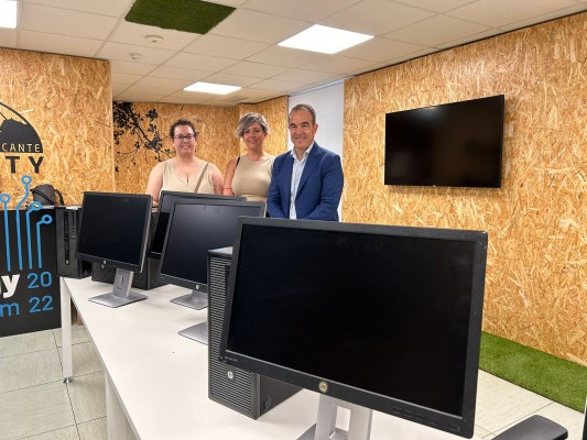 Alicante dona ordenadores a asociaciones vecinales y de ayuda a jóvenes para reducir la brecha digital