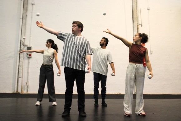 El Teatre Arniches acoge el estreno de 'Antes de caer' dentro de la programa del festival Circarte