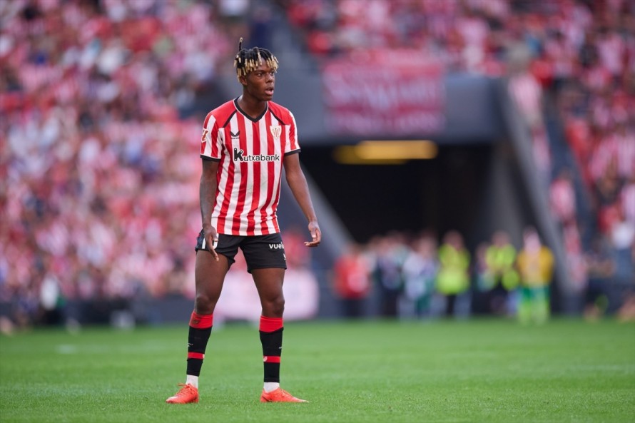 Nico Williams trabaja con balón en Lezama, pero al margen del grupo a tres días de visitar Mestalla