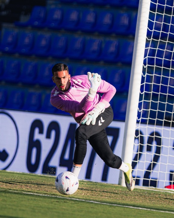 Bendito lío bajo palos: Ramón Vila vuelve, pero 'Juanpa' reclama su sitio en el once del CD Eldense