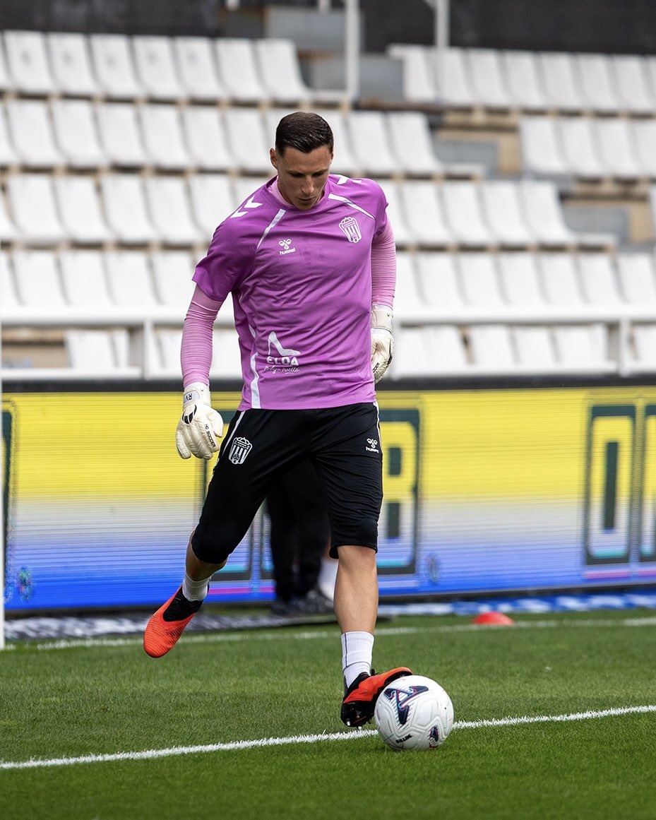 Ramón Vila en el calentamiento del encuentro ante el Burgos CF