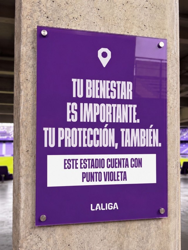 La Policía Nacional otorga un reconocimiento a LALIGA por la implantación del Protocolo Violeta en los estadios