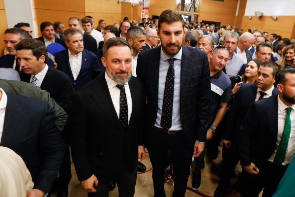 Vox no descarta romper sus Gobiernos si el PP apoya el reparto de la ley de menores inmigrantes
