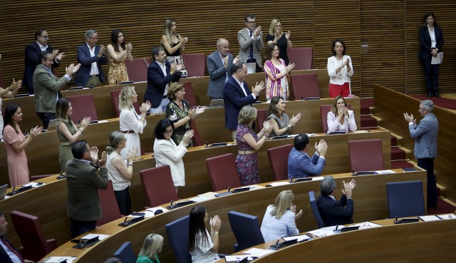 Mazón hace una defensa cerrada de Catalá por la bandera LGTBI con la tensión disparada en Les Corts
