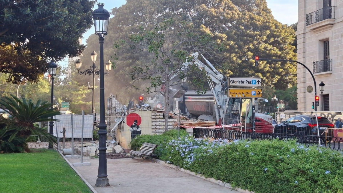 El Ayuntamiento derriba el quiosco situado en El Parterre, frente al Palacio de Justicia
