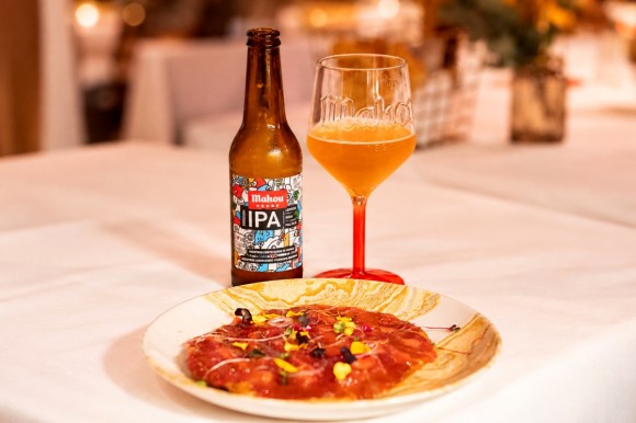 Mahou y Quique Dacosta presentan ‘Entre Estrellas’, una iniciativa que une la maestría cervecera con el universo gastronómico del chef