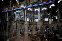El Ibex 35 se mueve sobre los 19.300 puntos a media sesión bajo un ambiente de cautela inversora