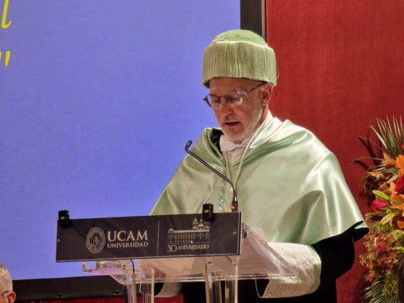 De la Fuente se acuerda en su investidura como doctor honoris causa por la UCAM de Gavi y Pedri