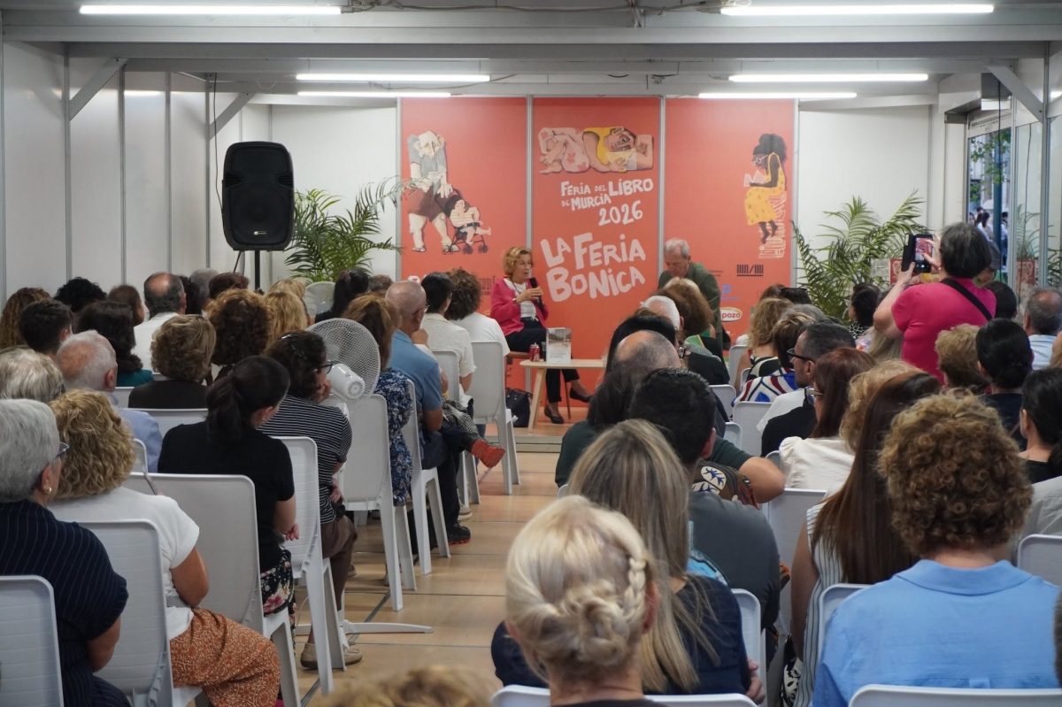 Julia Navarro en la Feria del Libro de Murcia. - Julia Navarro en la Feria del Libro de Murcia.