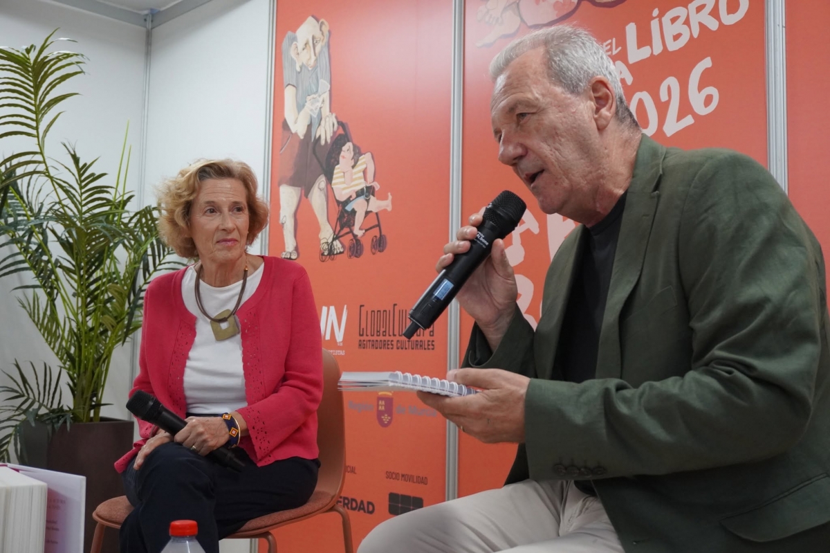 Julia Navarro en la Feria del Libro de Murcia. - Julia Navarro en la Feria del Libro de Murcia.