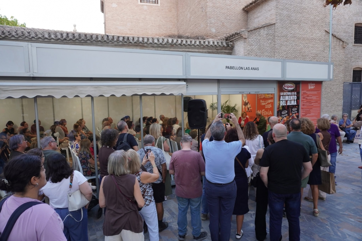 Julia Navarro en la Feria del Libro de Murcia. - Julia Navarro en la Feria del Libro de Murcia.