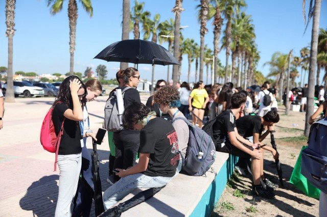 Burriana congrega a más de 250 personas en una jornada de limpieza ambiental en la playa del Arenal