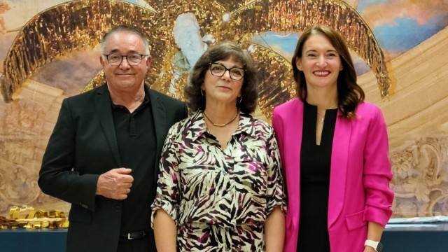 Cargos del Misteri d'Elx de otoño: Carmina Verdú, Portaestandarte; Mª Teresa Botella y Daniel Tovar Personalidades Electas
