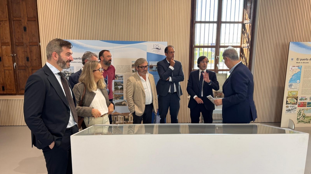 La visita de los consejeros a las exposiciones por el 125 aniversario de la creación del Puerto.