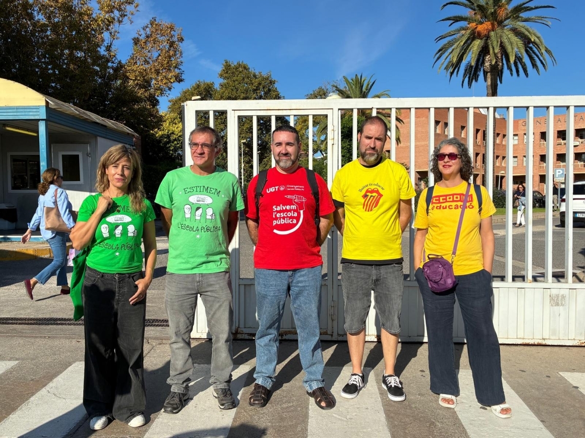 Representantes de los sindicatos a las puertas de la Conselleria de Educación. - Foto: EP Representantes de los sindicatos a las puertas de la Conselleria de Educación.