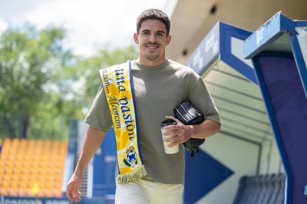 Victor García refuerza la banda derecha del Eldense