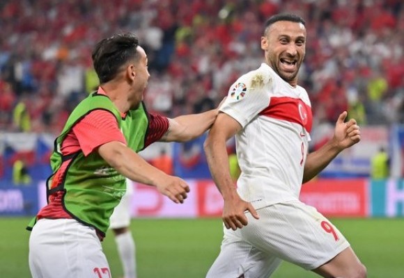 Turquía reina entre la brusquedad y se cita con Austria en octavos