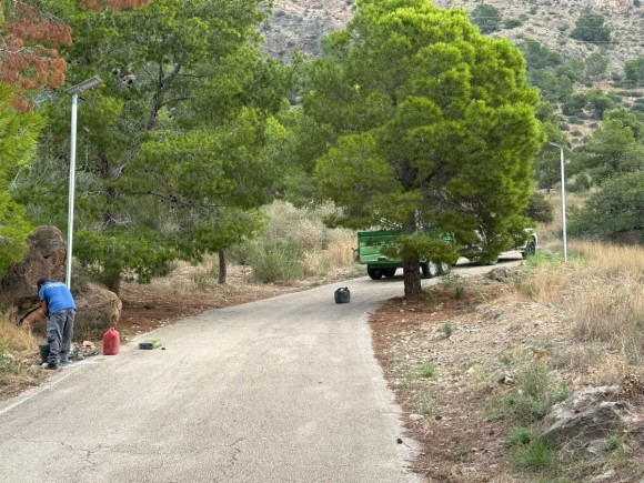 Redován completa la iluminación del Camino de la Ermita con 30 farolas solares