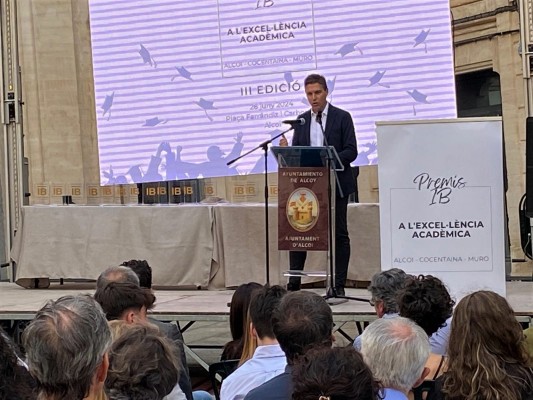 El emprendedor Iñaki Berenguer premia a los 19 mejores estudiantes de Bachillerato en Alcoy, Cocentaina y Muro

