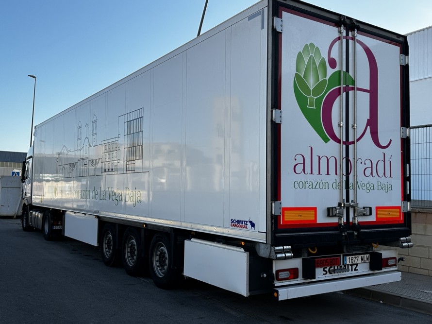 Almoradí llevará su imagen y la alcachofa por Europa con tres camiones frigoríficos de Transmanolet