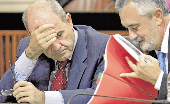 Los expresidentes Chaves y Griñán piden su baja como militantes del PSOE