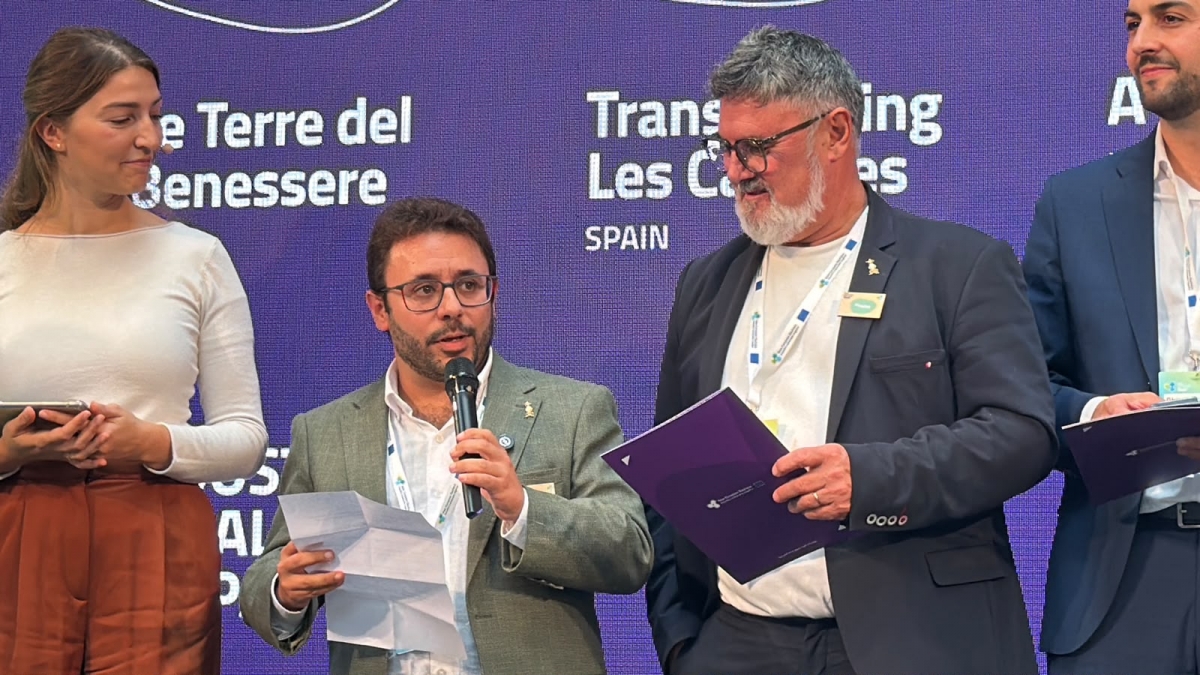 Alcalde y concejal, en la entrega del premio en Bruselas.