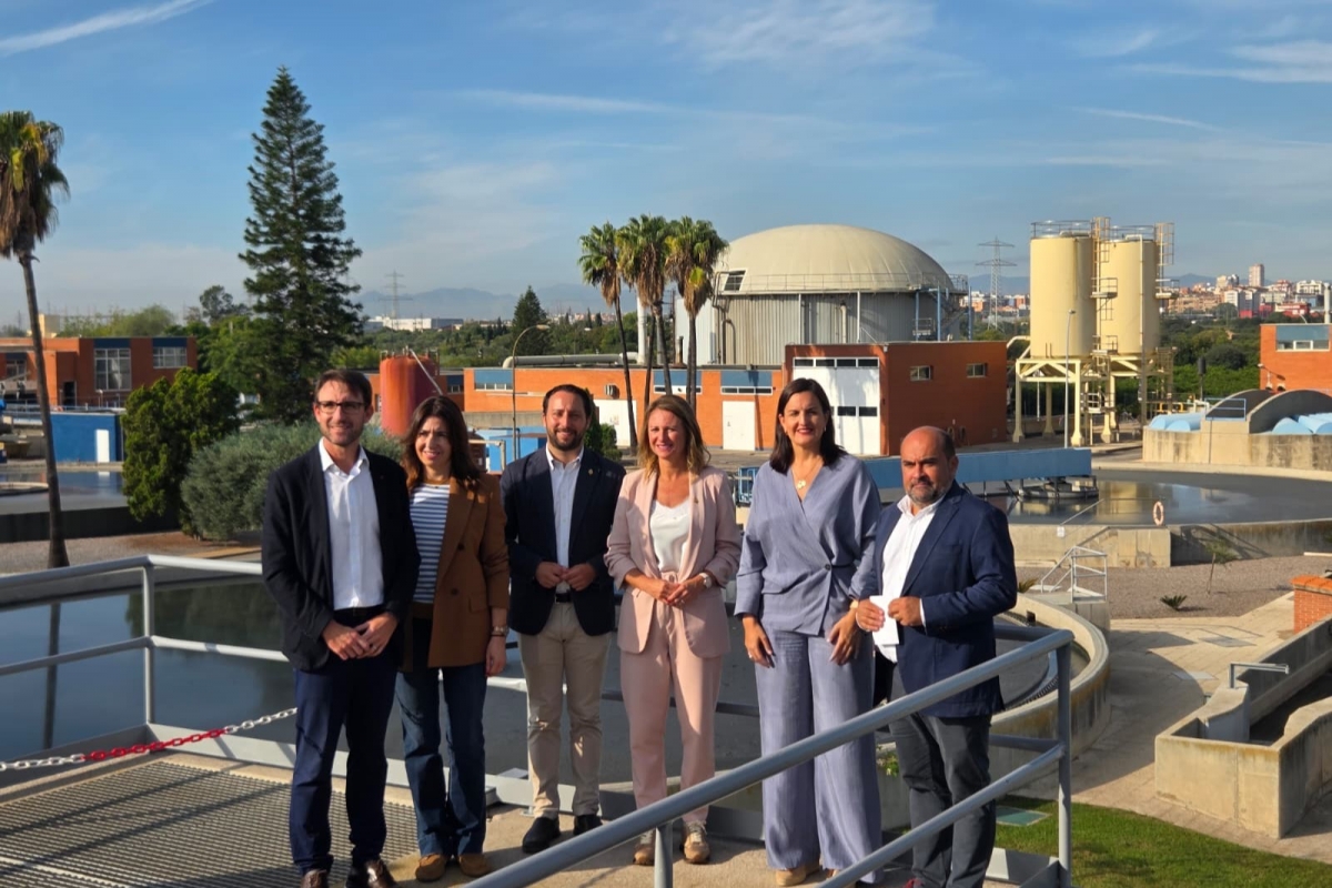 La alcaldesa de Castelló, Begoña Carrasco, ha visitado la depuradora junto al concejal de Servicios Públicos, Sergio Toledo; la consejera de Nealis, Elena Llopis; el director general de Facsa, José Claramonte; y el director de Saneamiento y Depuración, Luis Basiero.