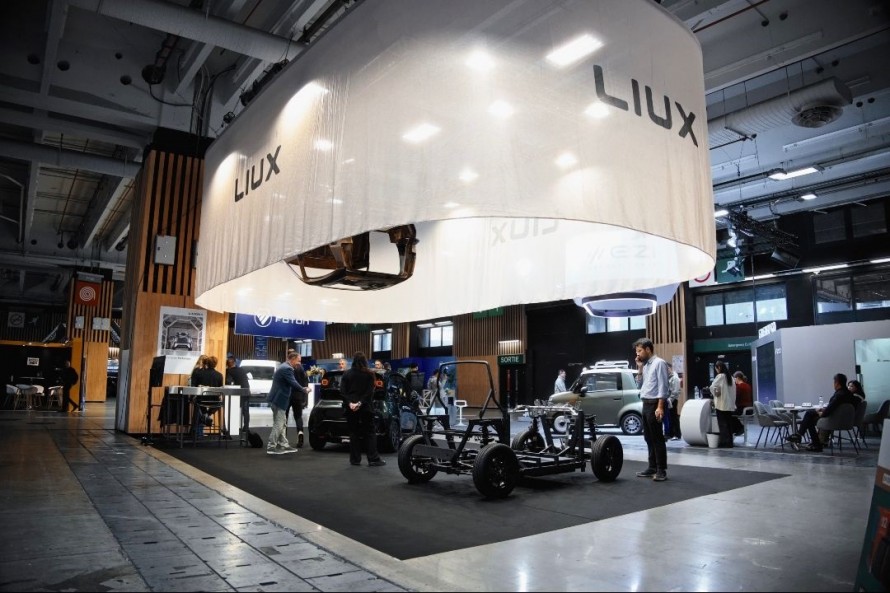 Liux estrena su coche sostenible Big en París y prepara su llegada a España, Francia e Italia en 2027