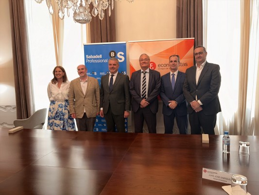 El COEV y el Banco Sabadell renuevan su convenio de colaboración