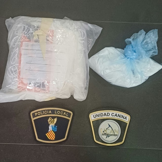 La unidad canina de la Policía de Alicante permite el arresto de un traficante con 678 gramos de cocaína