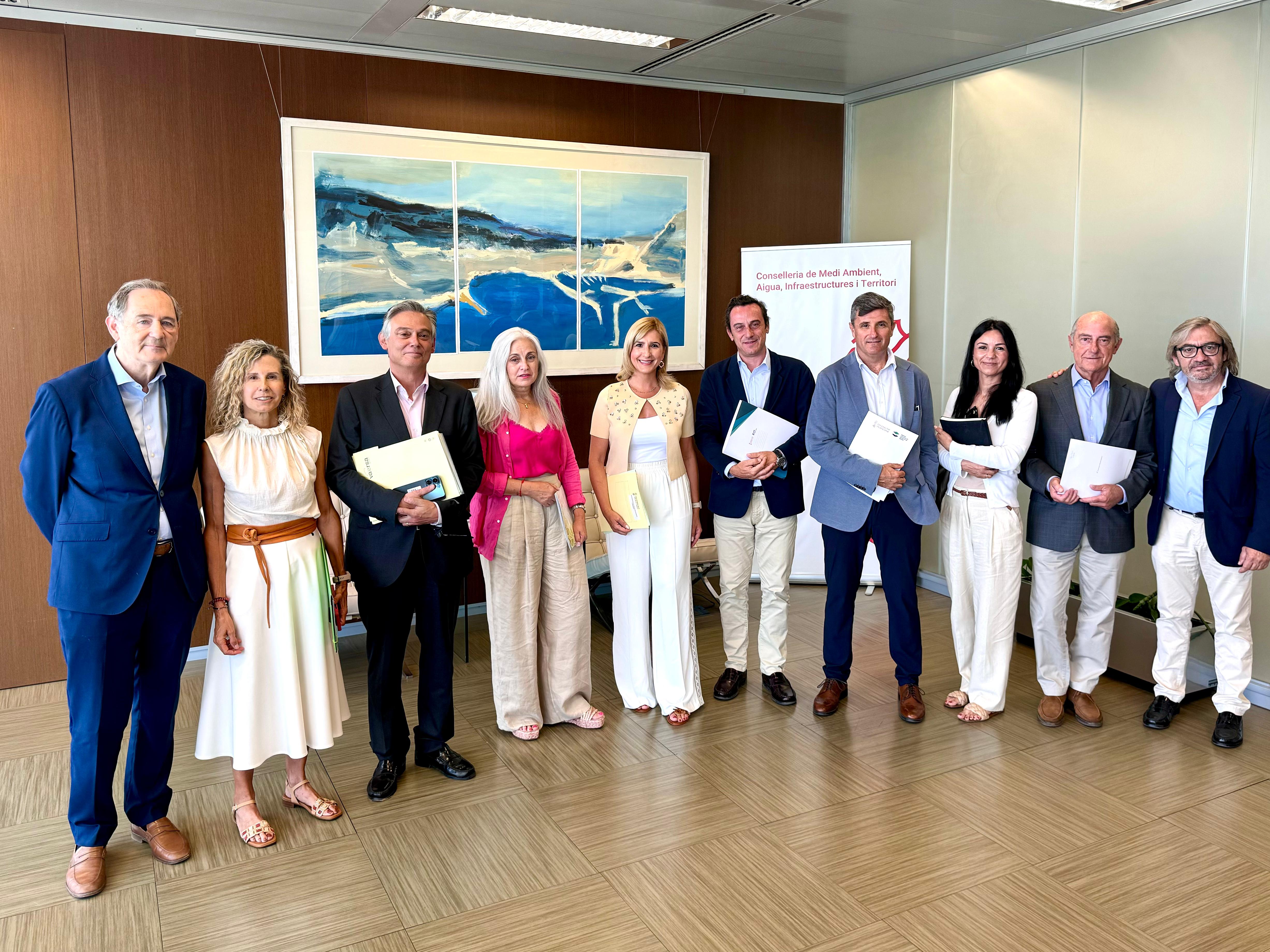 Pradas reúne a gerentes de empresas públicas para 