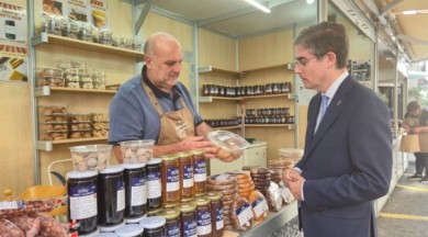 El mercado tradicional de Todos los Santos vuelve a la Plaza de San Pedro de Murcia con dulces como el arrope y calabazate