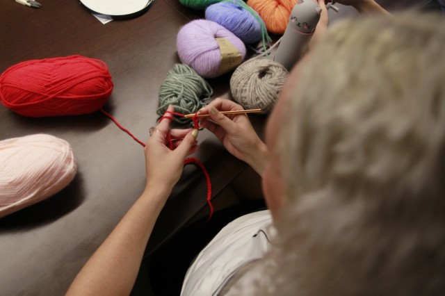'No le encuentro el punto', un encuentro que hilvana memoria y artesanía
