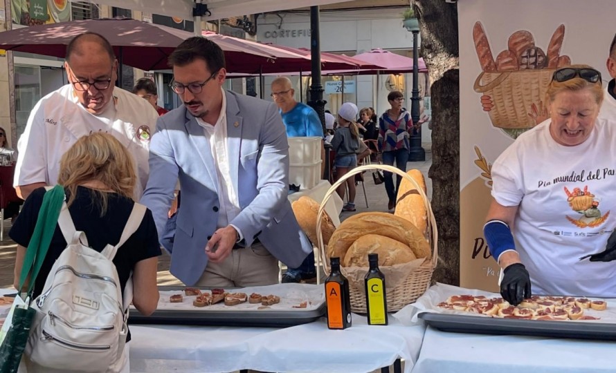 Castelló celebra el Día Mundial del Pan con el reparto de 500 rebanadas de pan artesano y 2.000 rosquilletas