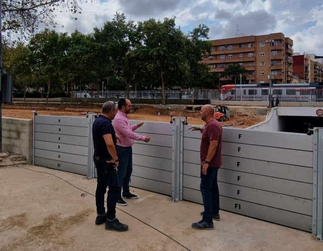 Aldaia coloca las barreras antiinundaciones y otros pueblos se preparan para el episodio de lluvias