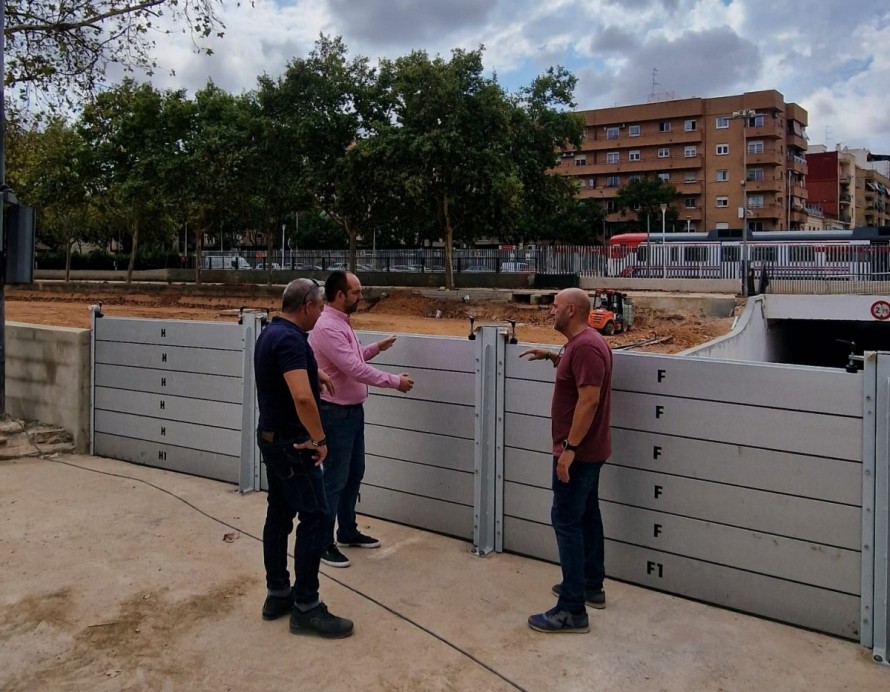 Aldaia coloca las barreras antiinundaciones y otros pueblos se preparan para el episodio de lluvias